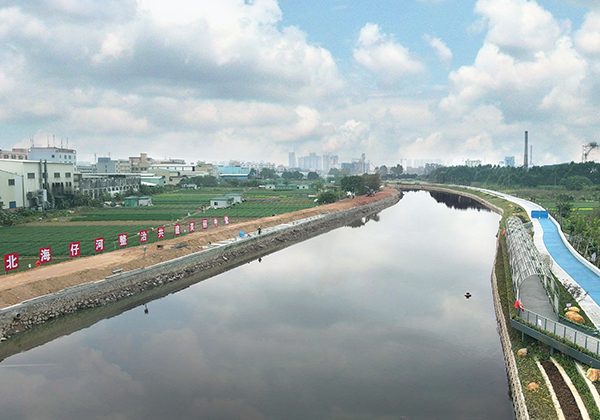“全河段、全流域、全天候、生態(tài)修復(fù)”治理原則<br />
<br />
按照“控源截污→內(nèi)源清淤→補水活源(生態(tài)補水)→堤防整治→生態(tài)修復(fù)”的總體思路。